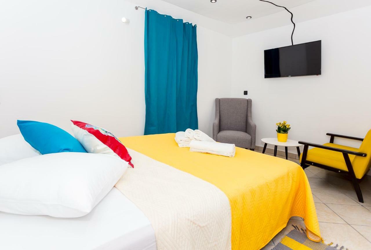 Mima'S Rooms Omiš Esterno foto